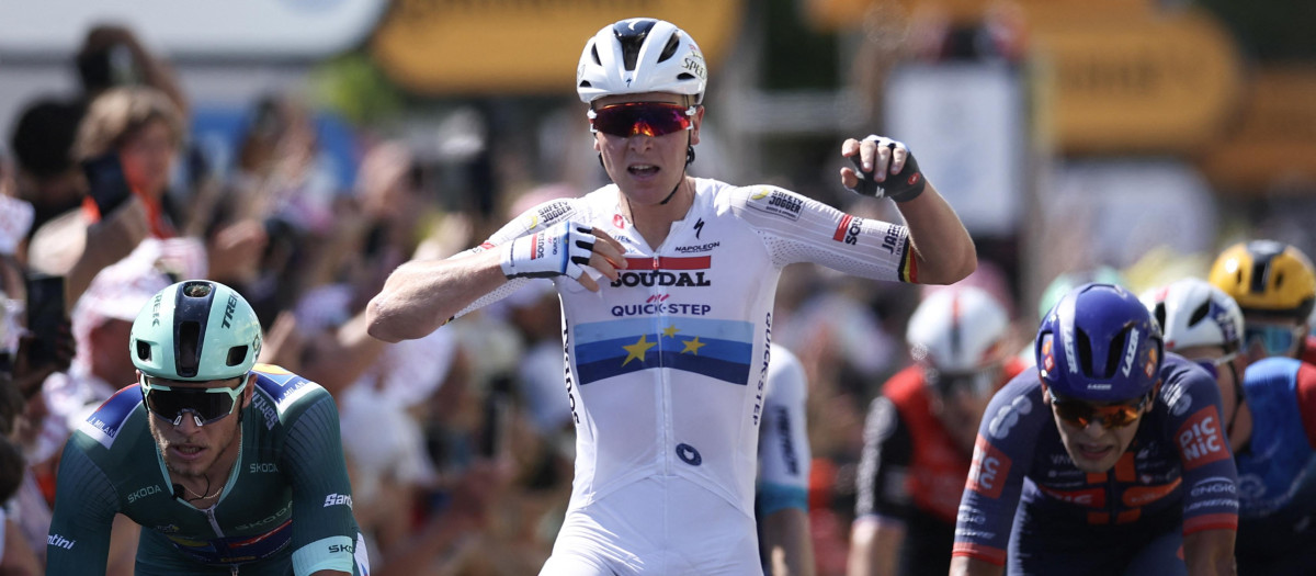 Tim Merlier celebra la victoria en la novena etapa del Tour de Francia