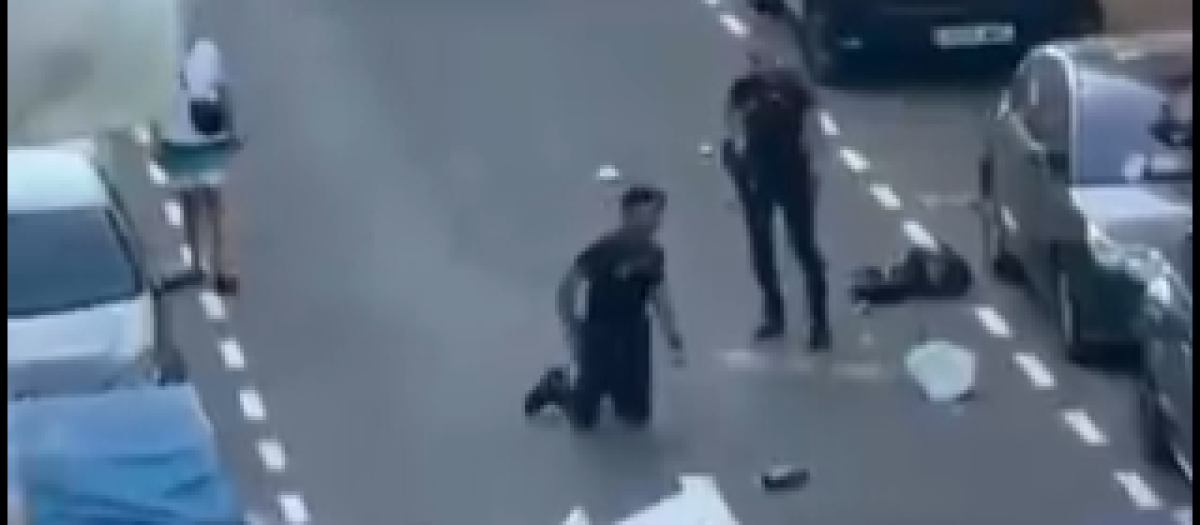 Momento de la agresión a los policías locales de Torrevieja por parte de un grupo de magrebíes