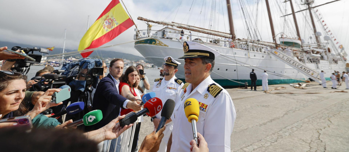 El comandante del Juan Sebastián de Elcano, capitán de navío Luis Carreras-Presas do Campo, este domingo en Marín