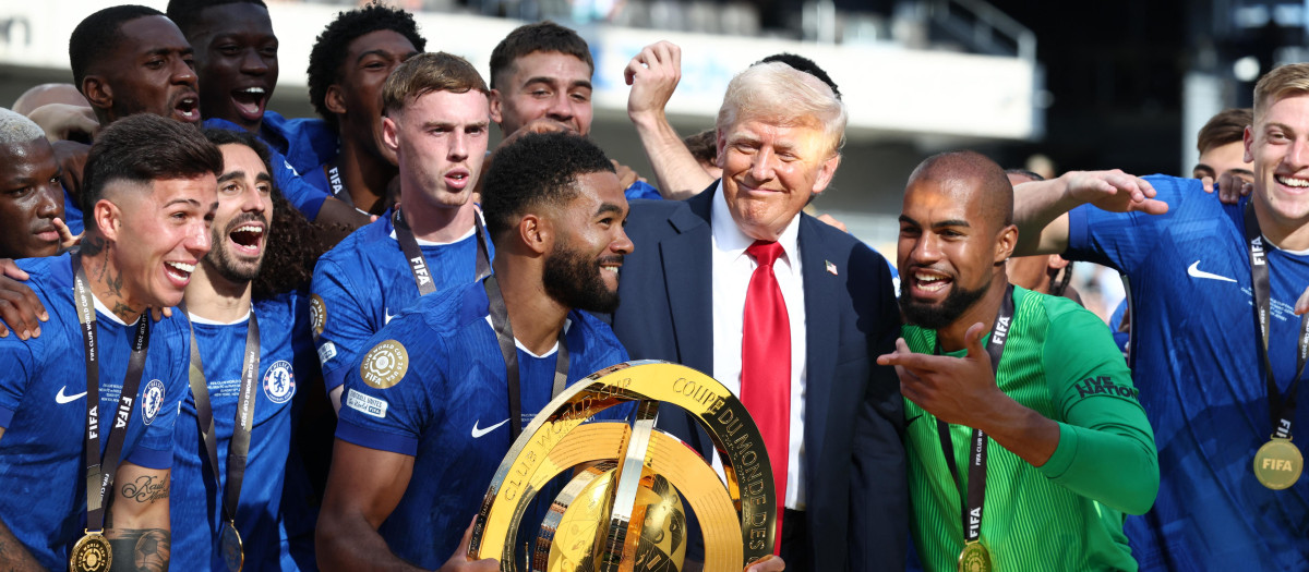 Trump se salta el protocolo tras entregar el trofeo al Chelsea y se queda a celebrarlo con ellos