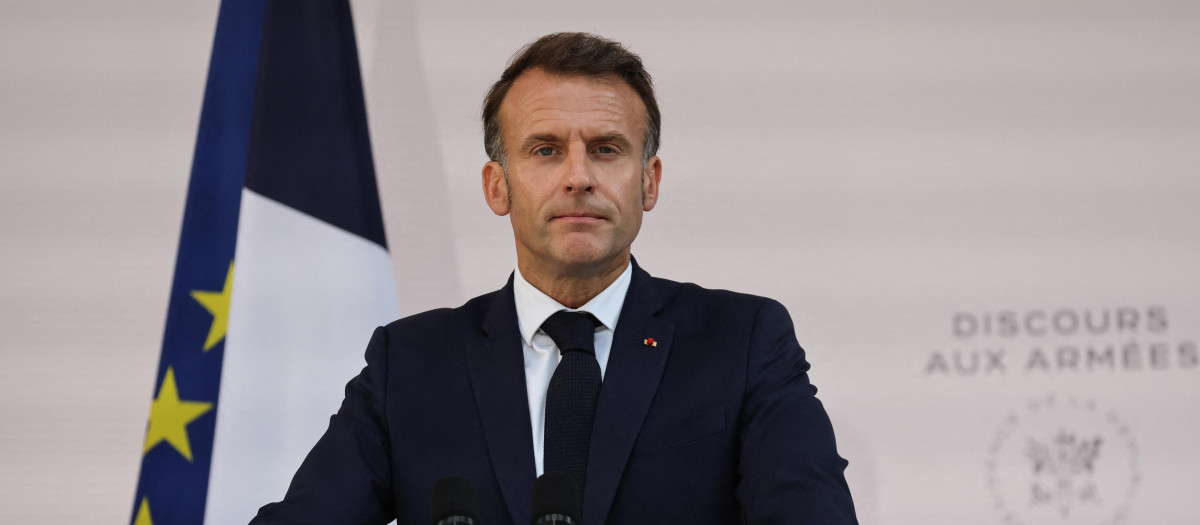 El presidente de Francia, Emmanuel Macron, pronuncia un discurso ante los líderes del ejército en el Hotel de Brienne de París