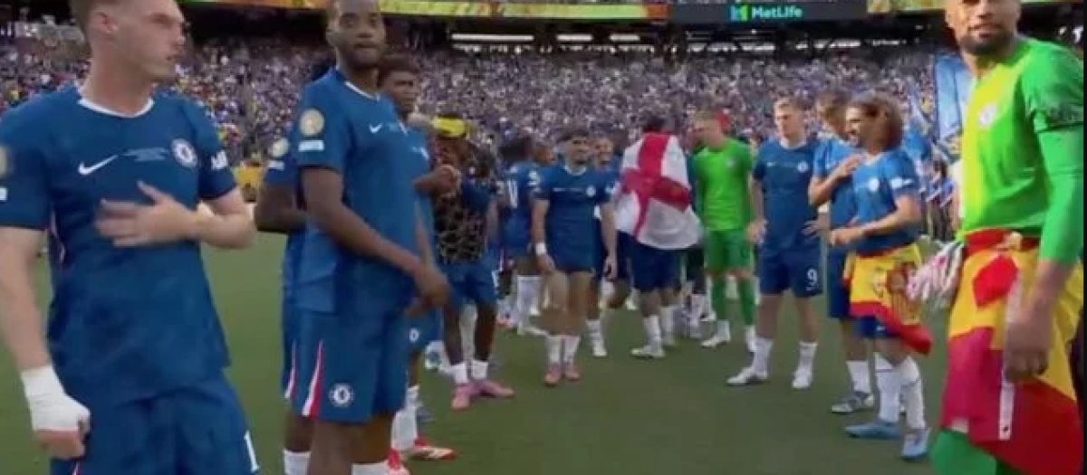 Robert Sánchez y Marc Cucurella con la bandera de España
