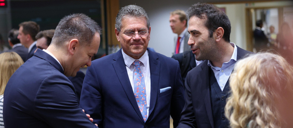 El ministro de Economía, Carlos Cuerpo (d), y el comisario de Comercio y Seguridad Económica, Maros Sefcovic