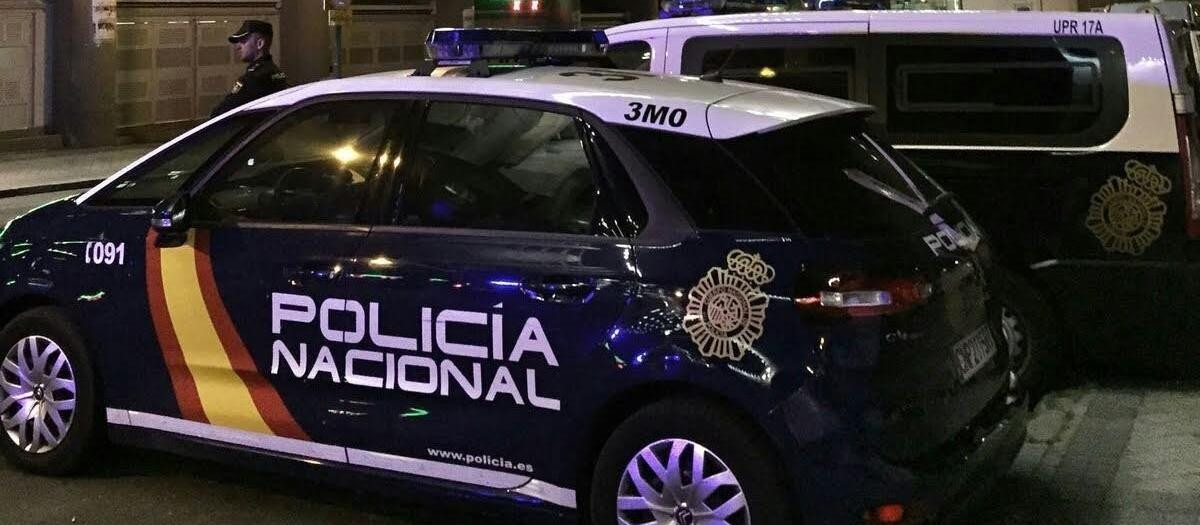 Un coche de Policía de noche