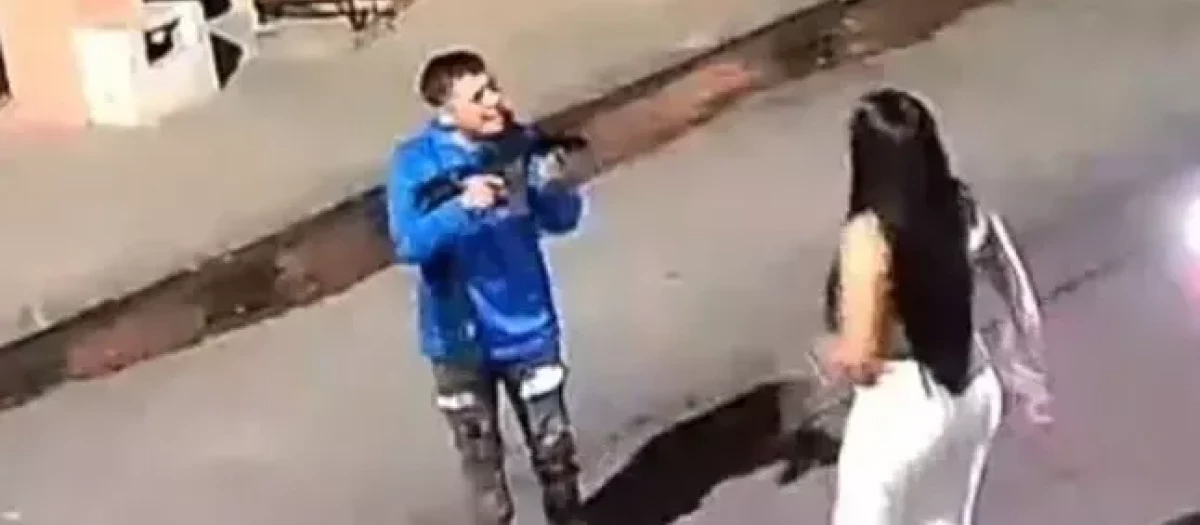 El asesino apunta a la mujer con un fusil