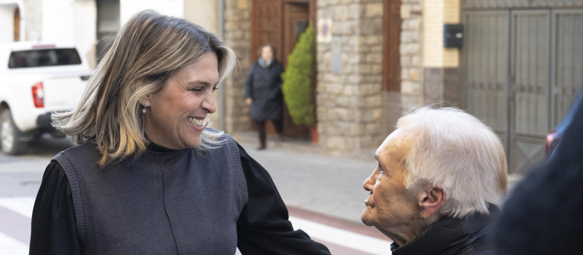 Imagen de la presidenta de la Diputación de Castellón, Marta Barrachina, junto a una señora mayor