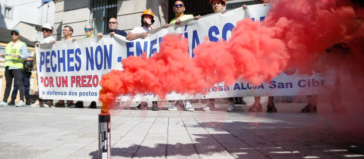 Trabajadores de Alcoa San Cibrao durante un encadenamiento frente a la subdelegación del Gobierno en Lugo