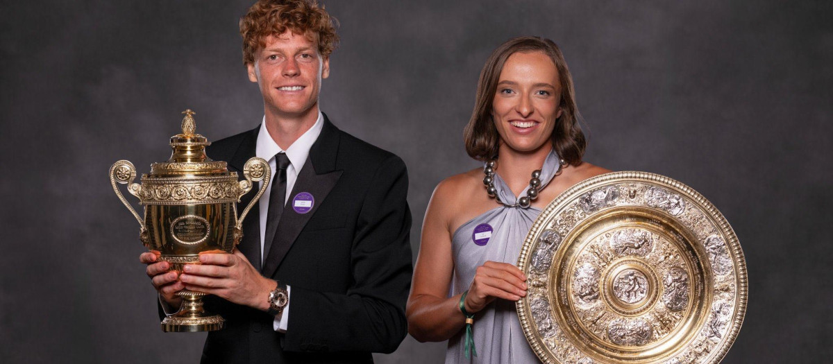 Sinner y Swiatek posan con el trofeo de campeones de Wimbledon