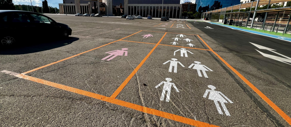 Aparcamiento para mujeres en la explanada de los Pendones Leoneses