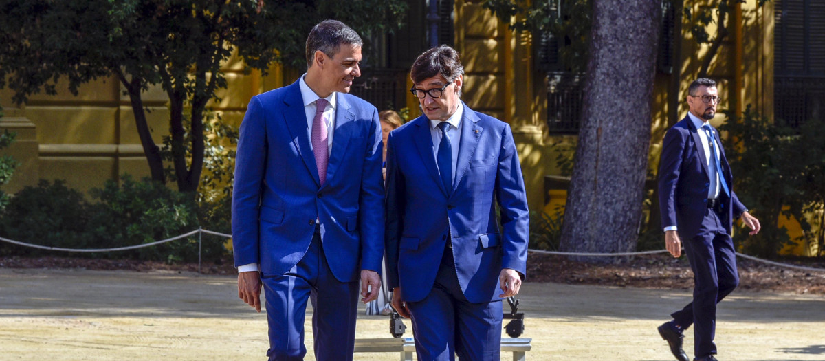 El presidente del Gobierno, Pedro Sánchez (i), y el presidente de la Generalitat de Cataluña, Salvador Illa (d)