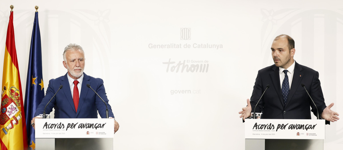 El ministro de Política Territorial (a la izquierda) y el consejero de Presidencia de la Generalitat