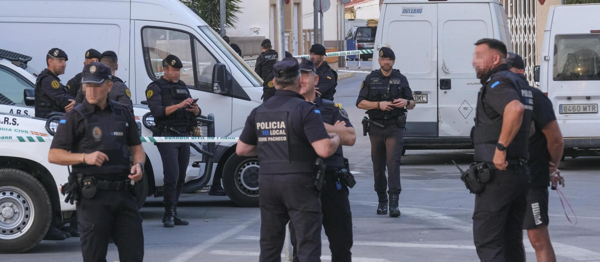 La Guardia Civil de Murcia y la policía local montan guardia en el acceso al barrio de San Antonio, en Torre Pacheco