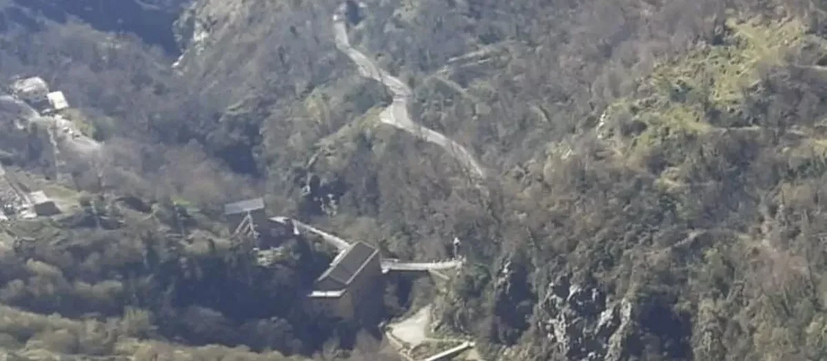 Ha caído por un barranco a la altura del kilómetro seis de la carretera A-4132