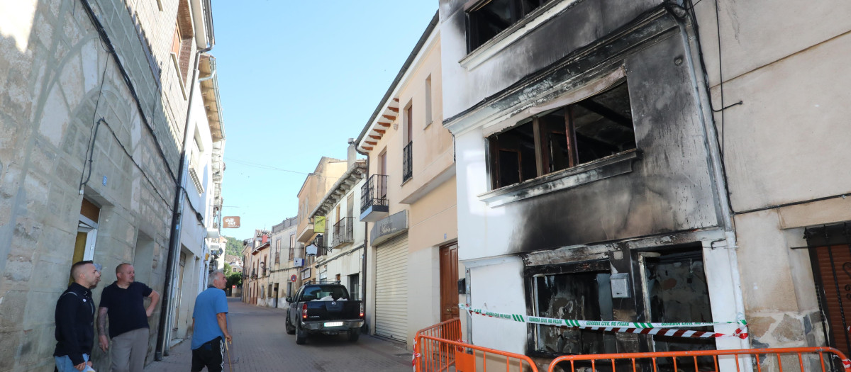 El fuego, originado por un patinete eléctrico, ha afectado por completo al edificio número 33 de la calle de Uso de Dueñas
