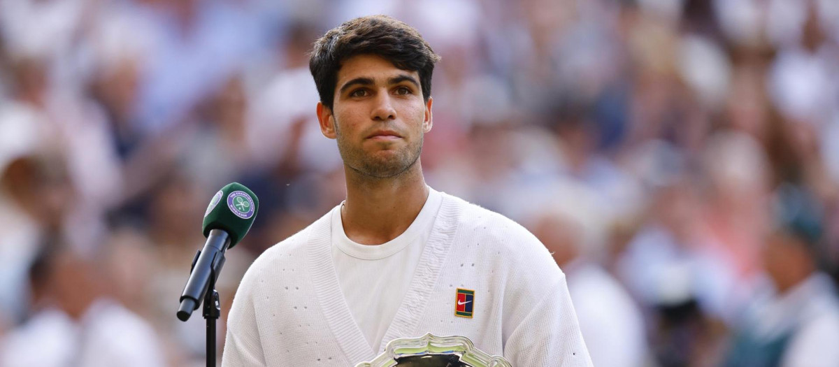 Carlos Alcaraz, en la ceremonia de trofeos de Wimbledon 2025