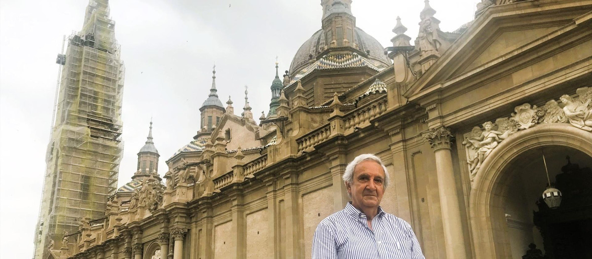 El arquitecto encargado de la restauración de las torres de la basílica del Pilar, Javier Ibargüen, delante del templo