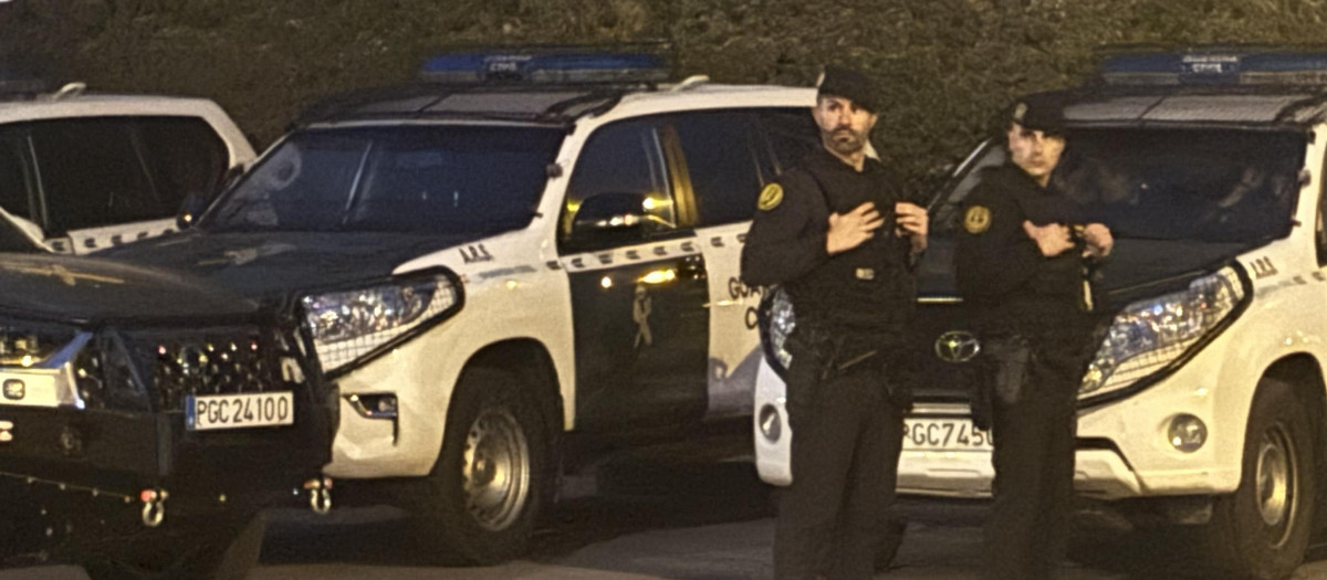 Imagen tomada la noche del lunes de dos guardias civiles vigilando las protestas de magrebíes en Torre-Pacheco, Murcia