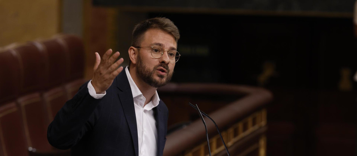 El diputado de Sumar Alberto Ibañez, durante el pleno en el Congreso