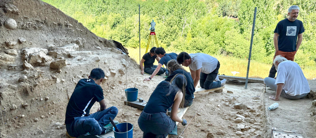 Trabajos en el yacimiento arqueológico del Abrigo de San Lázaro