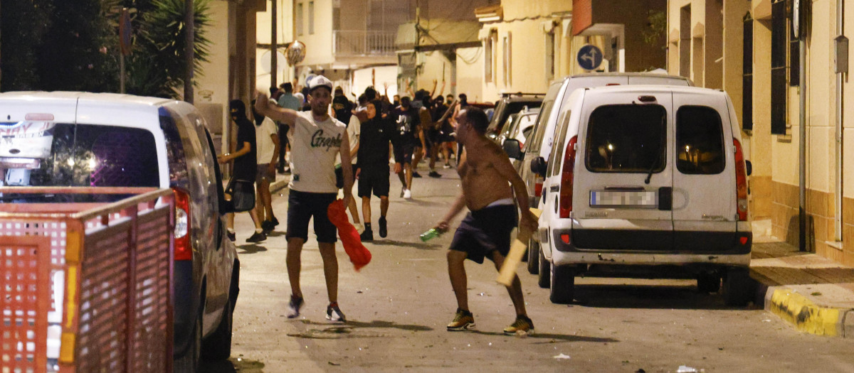 Varias personas durante los altercados en Torre Pacheco