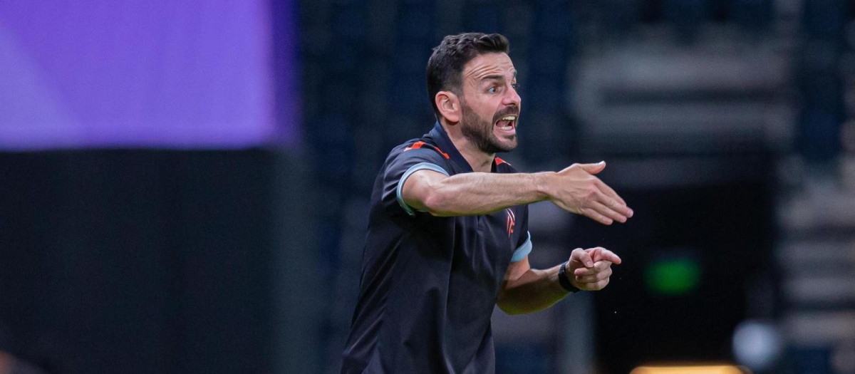 Alfonso Mesa dando instrucciones durante un partido