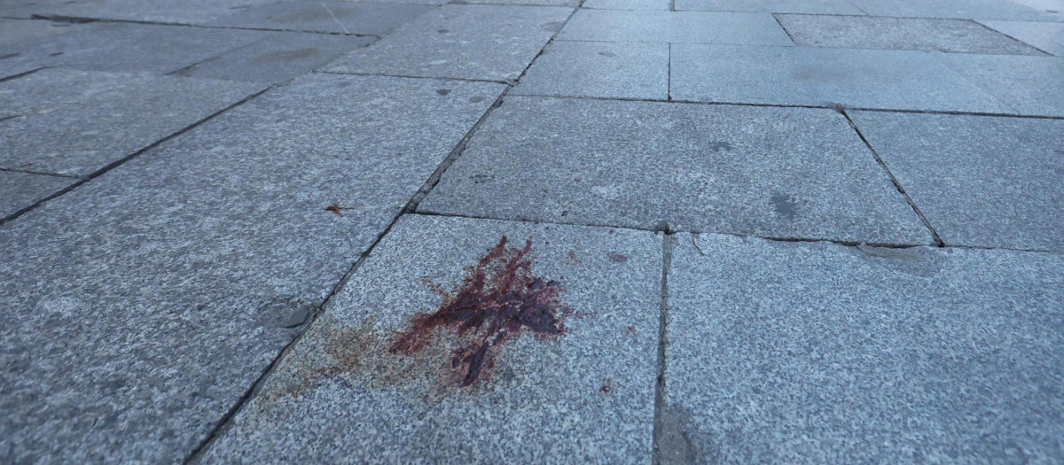 Restos de sangre tras un apuñalamiento mortal en Salamanca