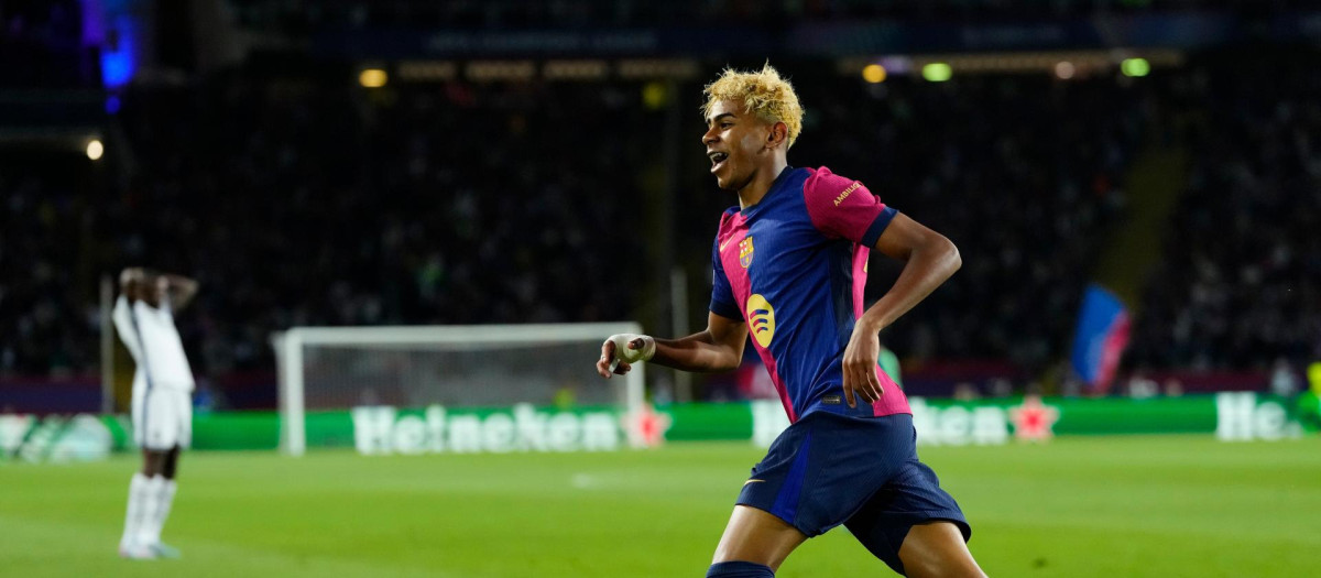 Lamine Yamal, en un partido por la noche con el Barcelona
