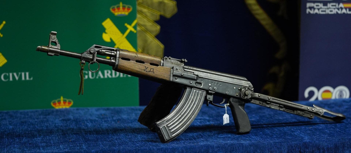 Imagen de archivo de un fusil de asalto AK-47 Kalashnikov intervenido en una operación en Sevilla