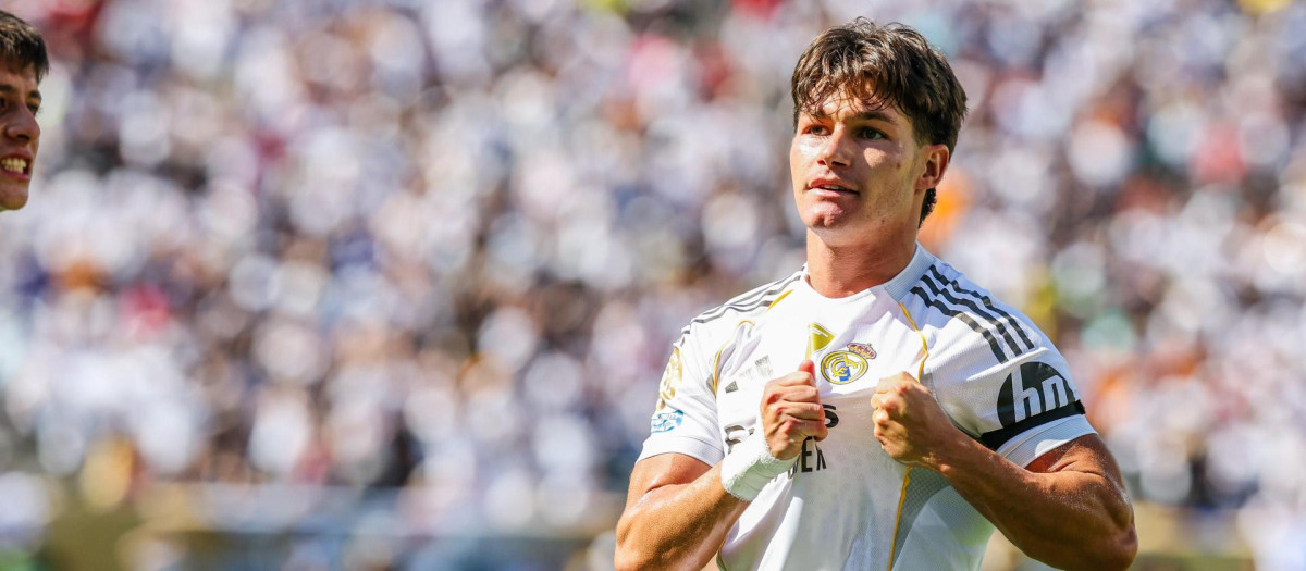 Fran García, en el Mundial de Clubes, se señala el escudo del Real Madrid