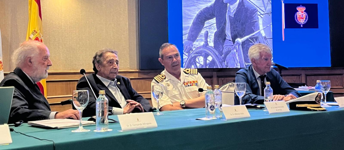 Luis Tourón, autor del libro; Alfonso Ussía; Jorge F. Armonía, comandante de Marina de Santander e Ignacio Muñoz Pidal, ilustrador