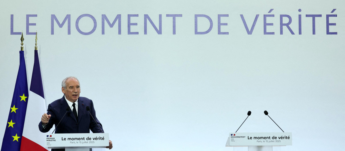 François Bayrou presentando su plan para combatir la deuda