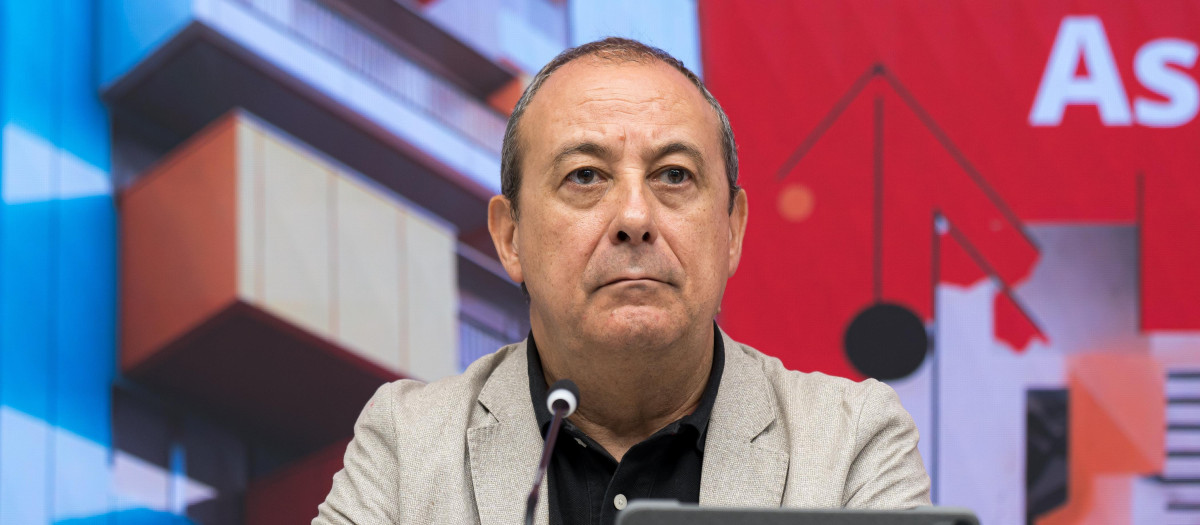 (Foto de ARCHIVO)
El secretario confederal de Protección Social y Políticas Públicas, Carlos Bravo, durante la presentación de la propuesta para la creación de un Fondo de Inversión Público para la Vivienda Asequible (FIVA), en la sede de CCOO, a 17 de octubre de 2024, en Madrid (España). CCOO presenta esta propuesta después de haber realizado un estudio en el que estima que si entre 1980 y 2023 se hubieran empleado de forma más “eficaz” los recursos públicos destinados a vivienda, España podría tener en la actualidad cerca de cinco millones de viviendas accesibles destinadas sobre todo al alquiler.
Diego Radamés / Europa Press
17 OCTUBRE 2024;CCOO;UNAI SORDO;CARLOS BRAVO;FIVA;SINDICATO;MADRID
17/10/2024