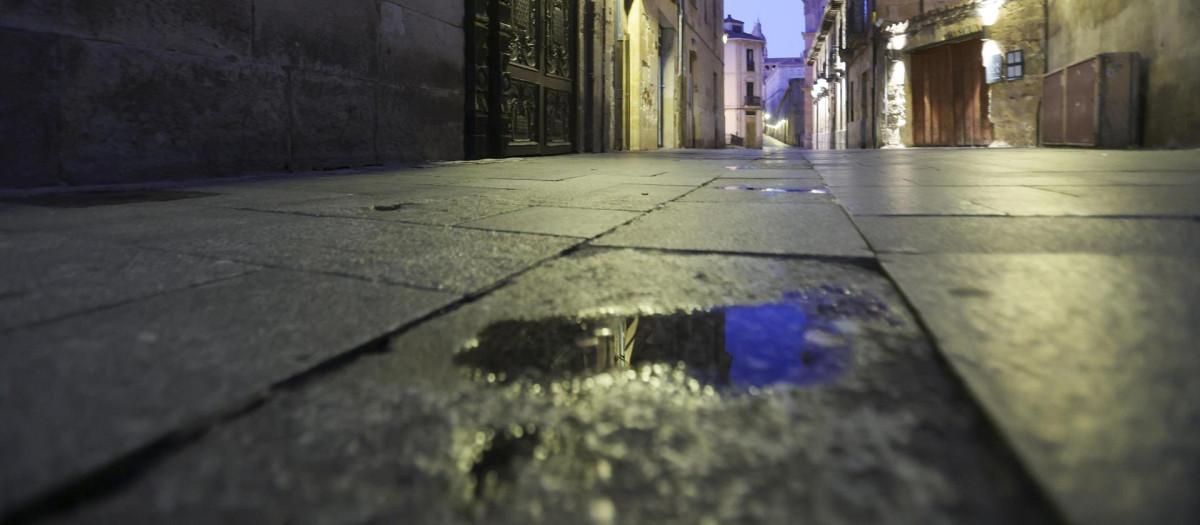 Un charco de sangre en Salamanca, donde un portero de discoteca ha matado a un hombre
EFE /J.M. García