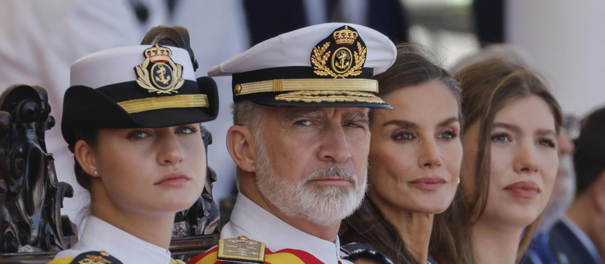 Los Reyes, la Princesa de Asturias y la Infanta Sofía escuchan al director de la Academia Naval de Marín