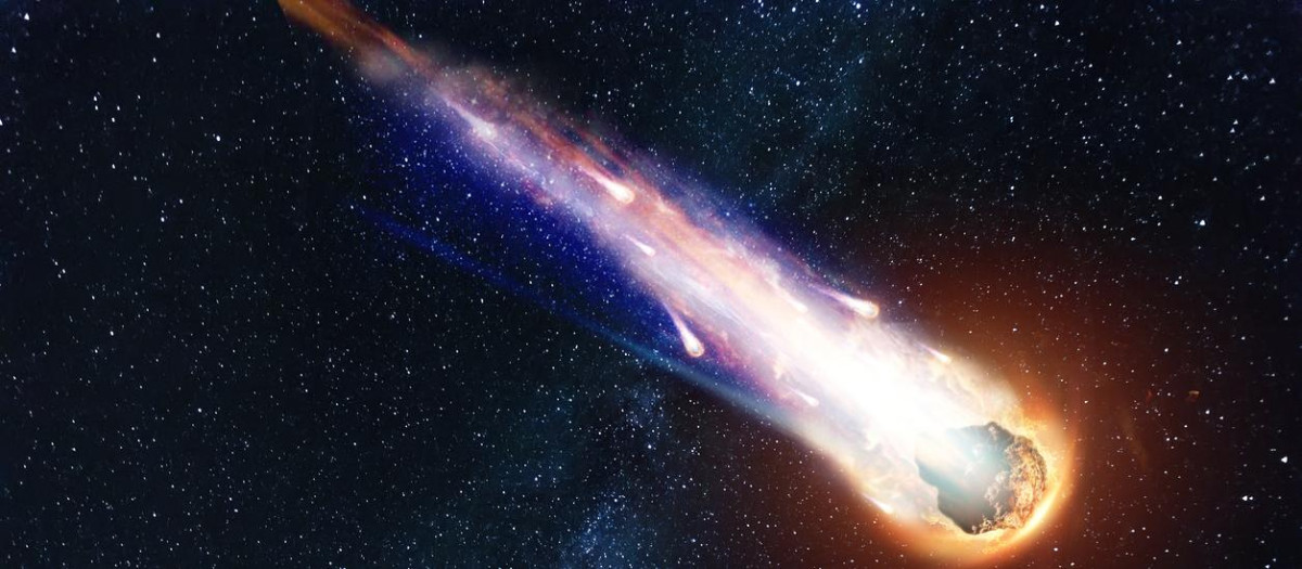 Un meteorito entra en la atmósfera