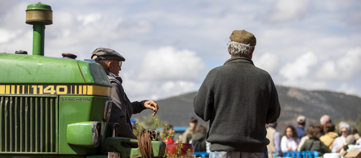 Dos hombres junto a un tractor en Mora, Toledo (Castilla-La Mancha)