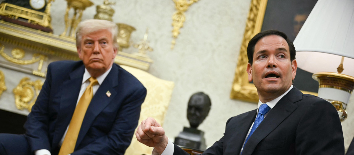 El presidente de Estados Unidos, Donald Trump, escucha al secretario de Estado, Marco Rubio, hablar durante una reunión en la Oficina Oval de la Casa Blanca en Washington, D.C.