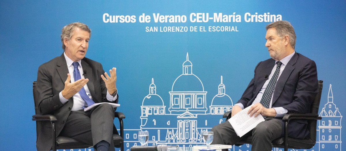 El presidente del Partido Popular, Alberto Núñez Feijóo, y el director del diario El Debate, Bieito Rubido, en los cursos de verano