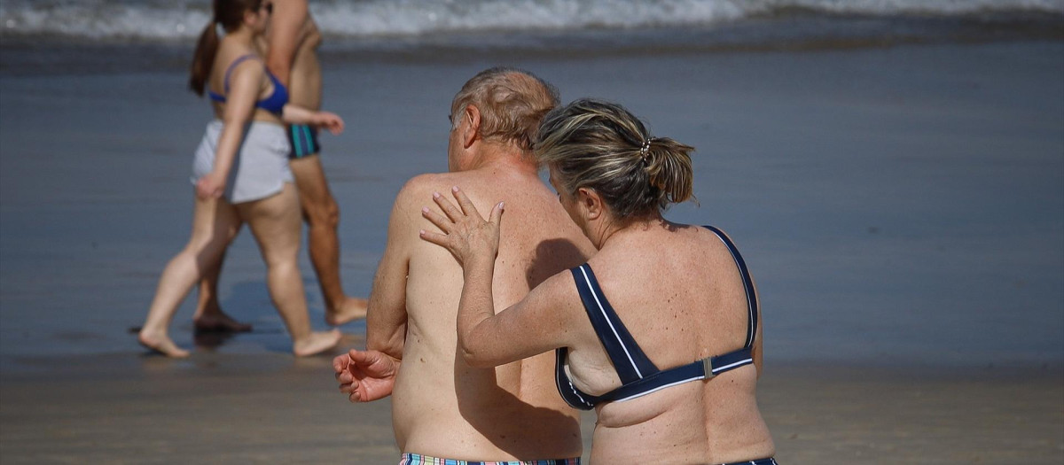 Dos personas en la playa en Galicia