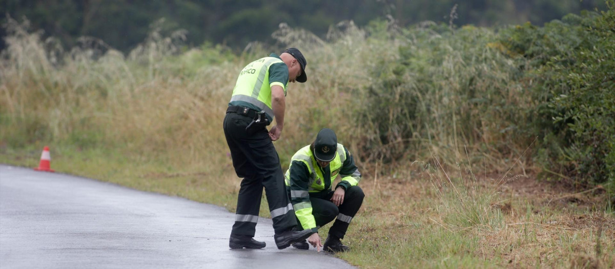 Dos agentes de un equipo de reconstrucción de accidentes de la Guardia Civil (Foto de archivo)
