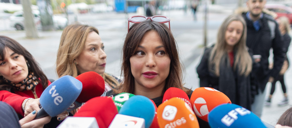 La actriz Elisa Mouliaá ofrece declaraciones a los medios a su llegada a los Juzgados de Plaza de Castilla