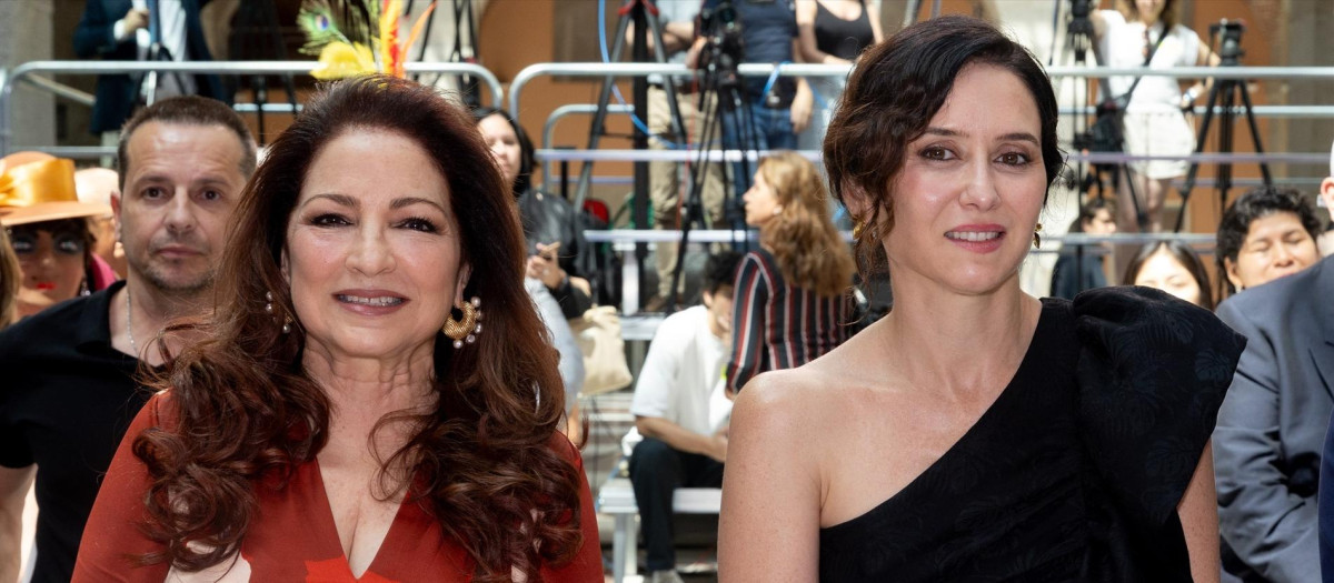 La cantante Gloria Estefan (i) y la presidenta de la Comunidad de Madrid, Isabel Díaz Ayuso (d), durante la presentación de la programación de Hispanidad 2025, en la Real Casa de Correos, a 17 de julio de 2025, en Madrid (España). Los actos por la festividad de la Hispanidad, cuyo día principal es el 12 de octubre, se celebran en Madrid del 3 al 12 de octubre con Argentina como país invitado.
Eduardo Parra / Europa Press
17/7/2025