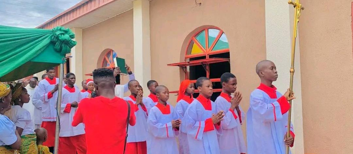 Varios jóvenes nigerianos acolitan en una misa