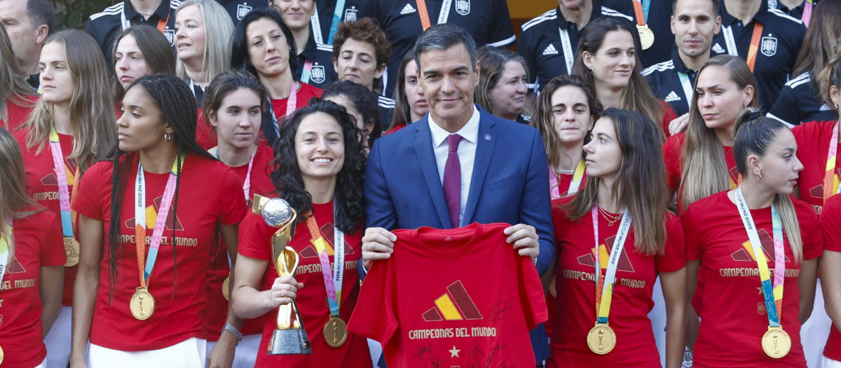 Pedro Sánchez, con la selección española femenina tras ganar el Mundial 2023