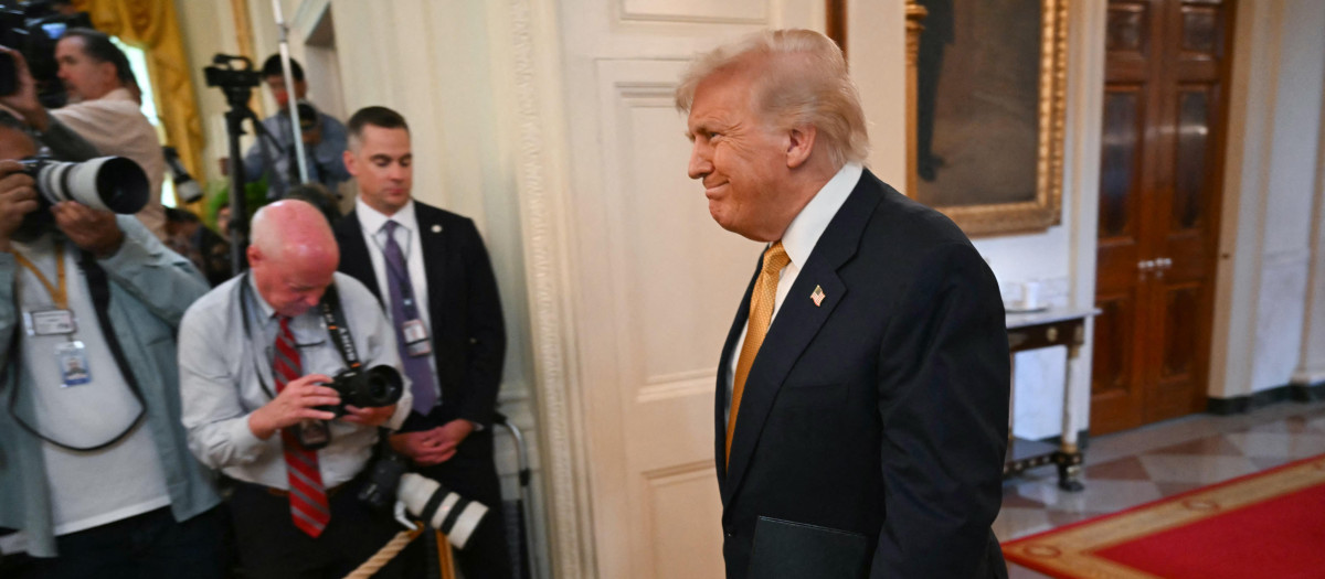 El presidente de Estados Unidos, Donald Trump, llega a la Sala Este de la Casa Blanca en Washington, D.C