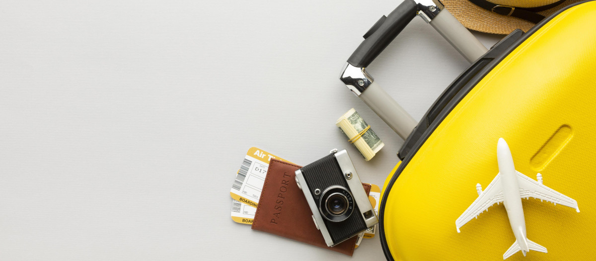 equipaje amarillo plano con espacio de copia