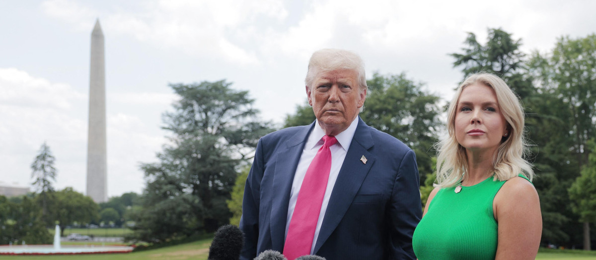 l presidente de Estados Unidos, Donald Trump, acompañado por la secretaria de prensa de la Casa Blanca, Karoline Leavitt, habla con los medios al salir de la Casa Blanca