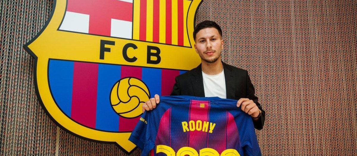 Roony Bardghji luciendo la camiseta del F.C Barcelona