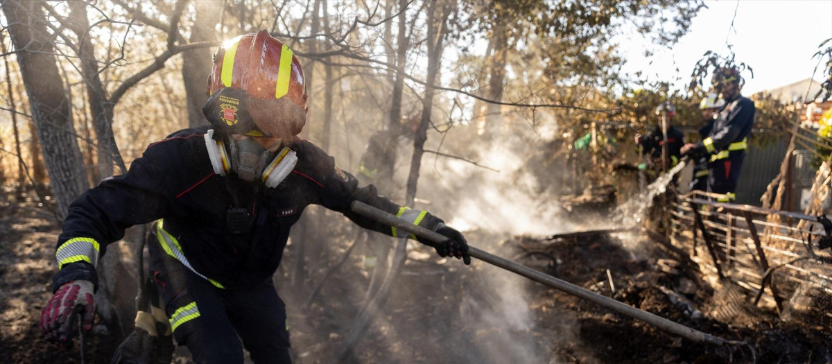 Dos bomberos de la Comunidad de Madrid trabaja en labores de extinción del incendio, en las inmediaciones de la urbanización Calypo Fado 

Eduardo Parra / Europa Press
18 JULIO 2025;INCENDIO;MÉNTRIDA;FASE;CONTROL;HECTÁREAS
18/7/2025