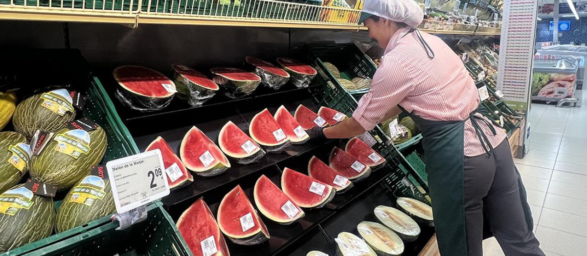 Imagen de una estantería de Consum con las sandías y melones